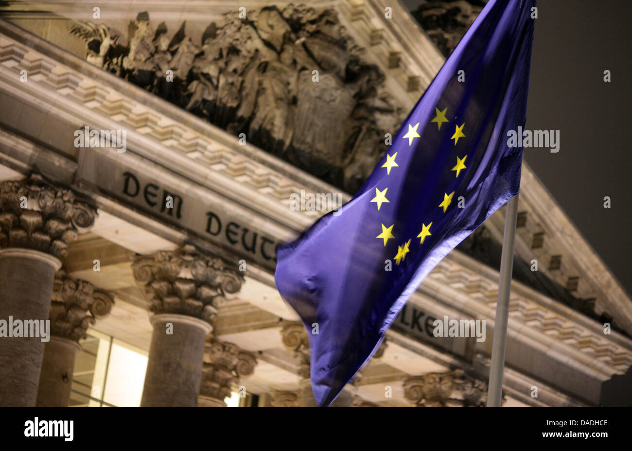 A European flag flutters in the wind in front of the Reichstag in Berlin, Germany, 25 October 2011. Here the German parliament will vote again on the Euro rescue package on 26 October 2011. Photo: Kay Nietfeld Stock Photo