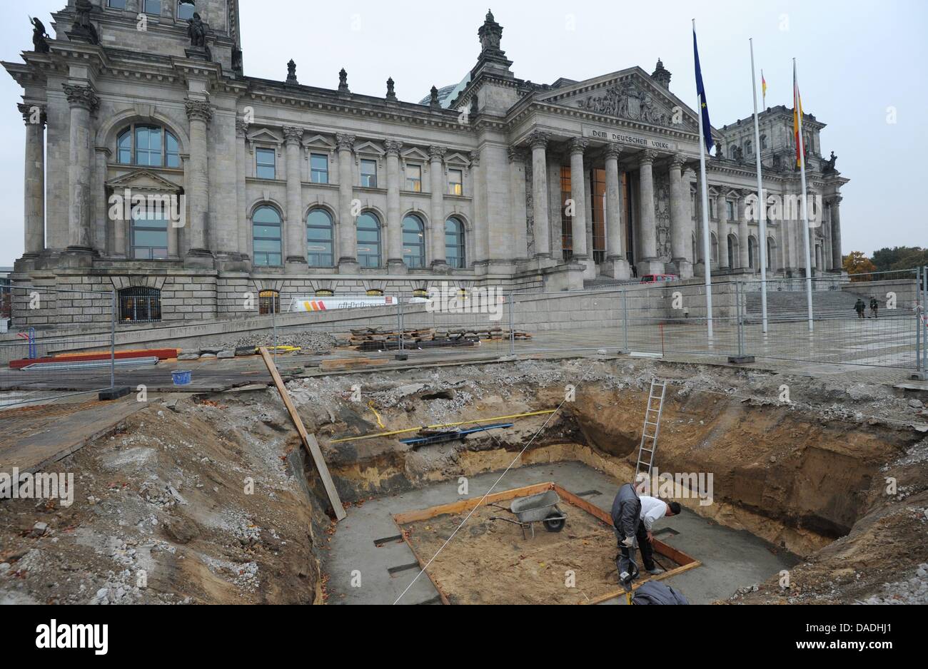 View of a building pit in front of the Reichstag building in Berlin, Germany, 26 October 2011. Today the German parliament will vote on the expansion of the Euro rescue package EFSF. Photo: Rainer Jensen Stock Photo