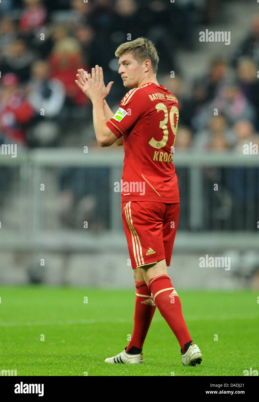 pic Toni Kroos Bayern Munich Number https www alamy com stock photo munichs toni kroos applauds during the dfb cup match between fc bayern 58077209 html