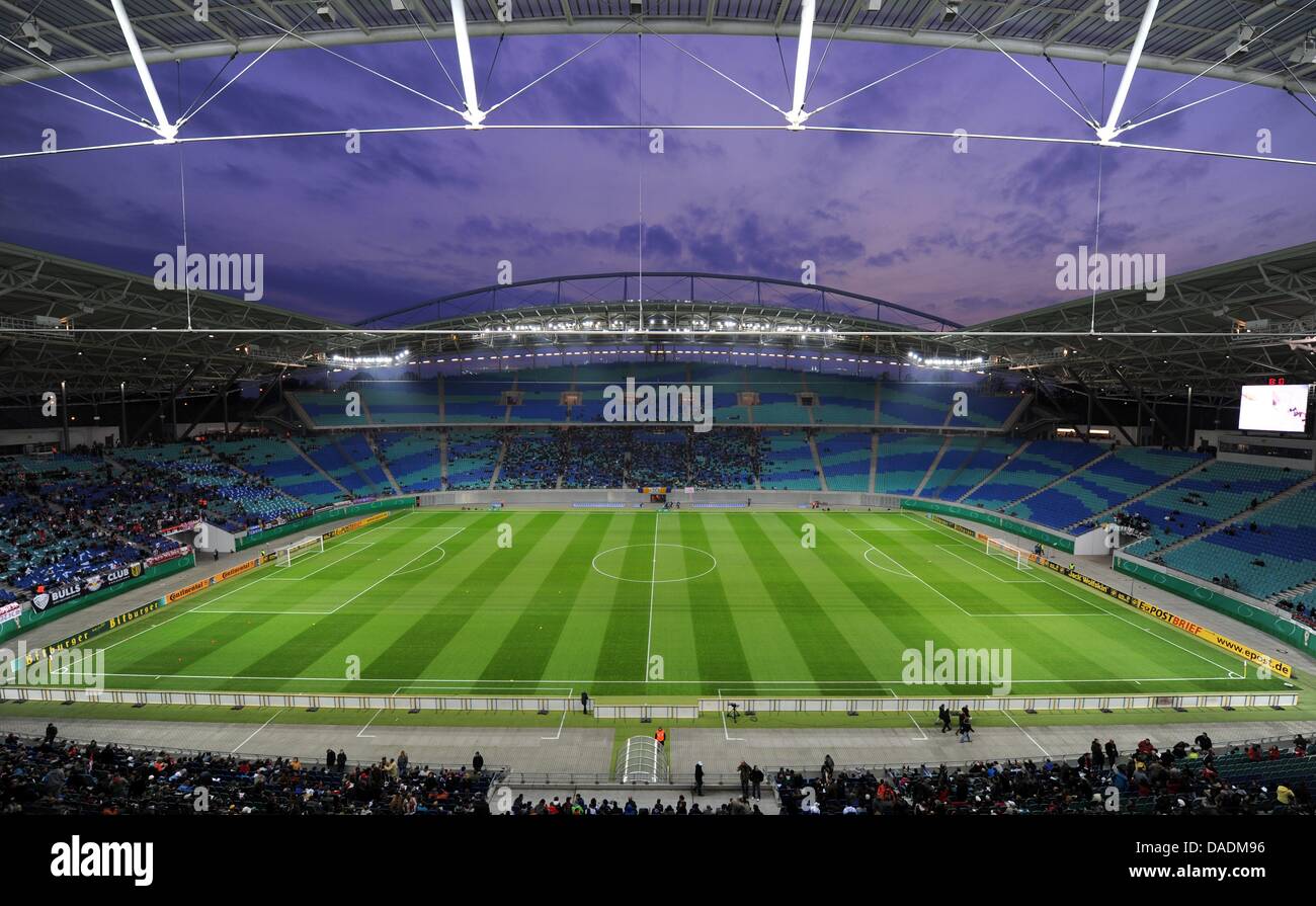 Die Red Bull Arena in Leipzig in der Abenddämmerung, Heimstätte von Fußball Regionaligist RB Leipzig, aufgenommen am Dienstag (25.10.2011) in der Red Bull Arena in Leipzig im Rahmen des DFB-Pokalspiels RB Leipzig gegen den FC Augsburg. Foto: Thomas Eisenhuth dpa Stock Photo