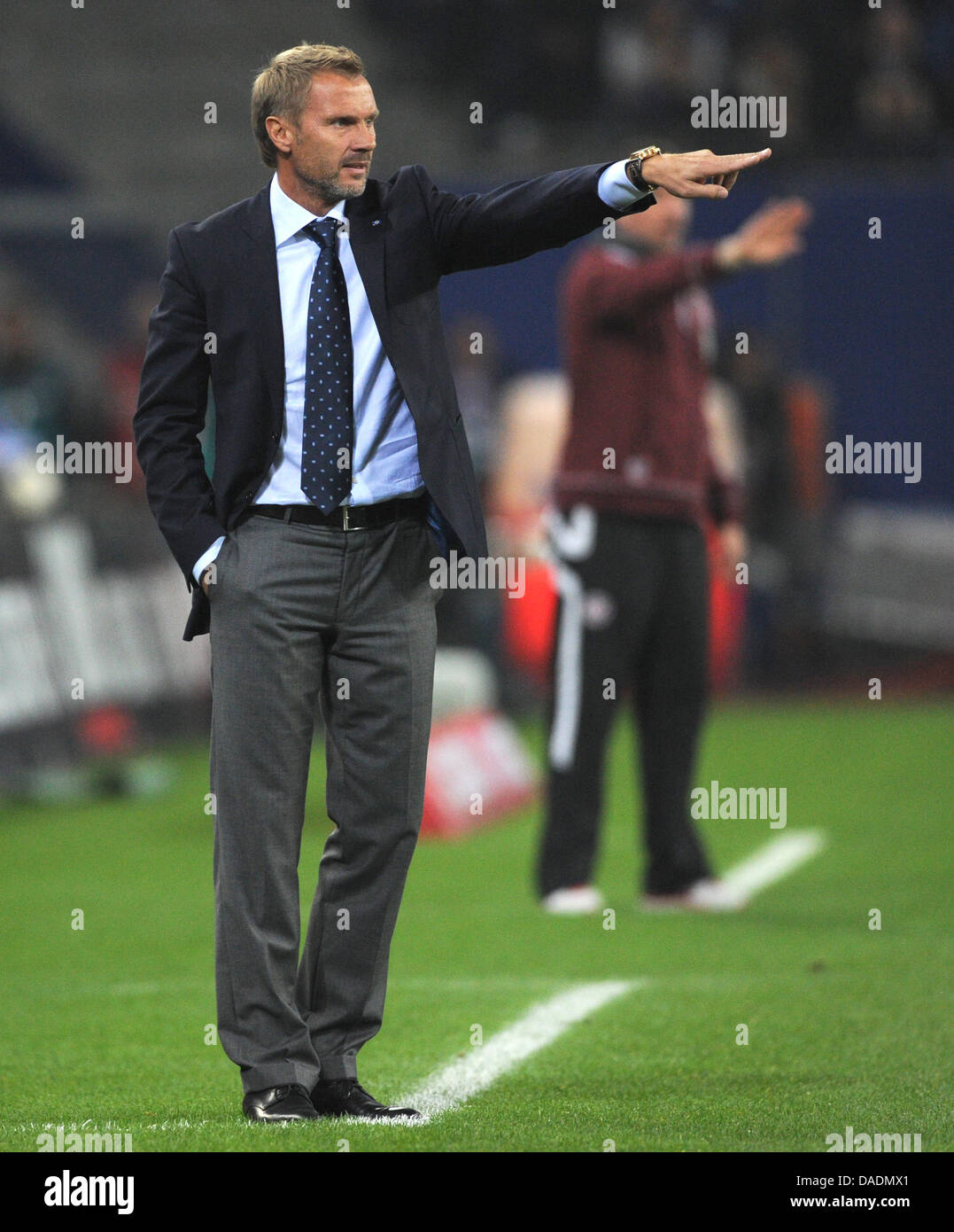 Hamburg's head coach Thorsten Fink (L) and Kaiserslautern's coach Marco Kurz stand on the sideline during the Bundesliga soccer match Hamburger SV vs 1. FC Kaiserslautern at Imtech Arena in Hamburg, Germany, 30 October 2011. Photo: Marcus Brandt    (ATTENTION: EMBARGO CONDITIONS! The DFL permits the further utilisation of the pictures in IPTV, mobile services and other new technolo Stock Photo