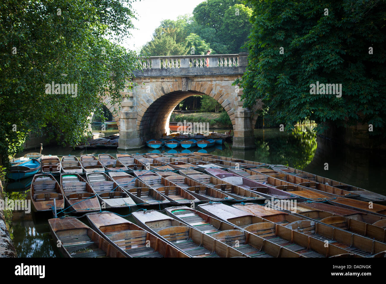 Punts beneath Magdalen Bridge, Oxford, UK Stock Photo