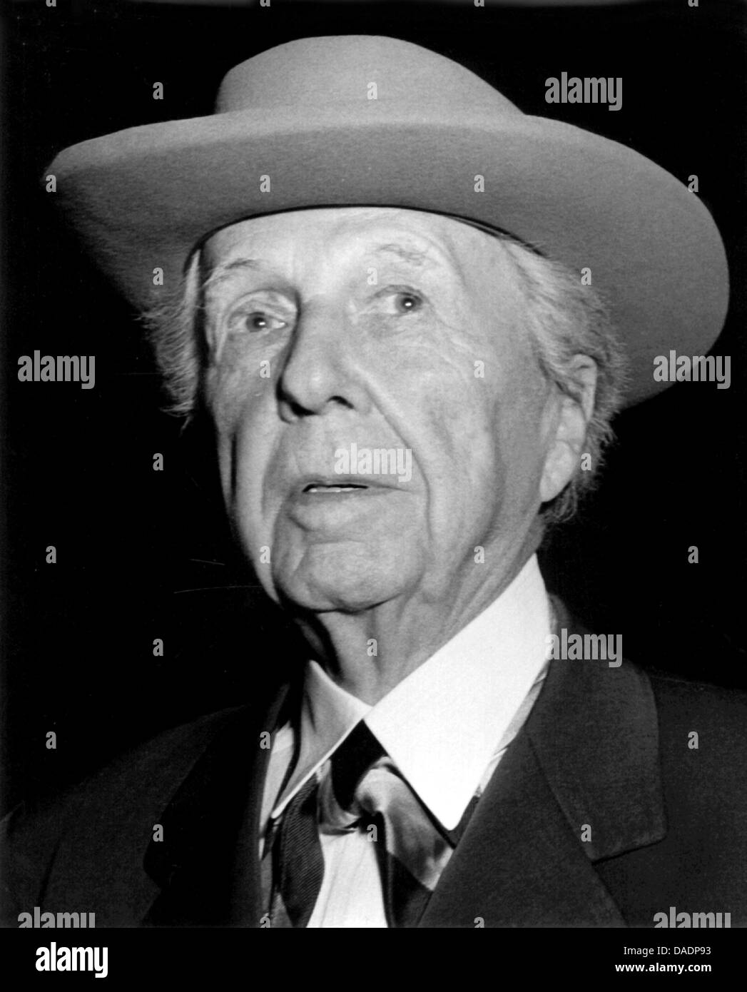 Der amerikanische Architekt mit einem Cowboyhut. Seine Grundidee der 'organischen Architektur' verwirklichte er in zahlreichen Gebäuden, u.a. dem Guggenheim Museum in New York. Frank Lloyd Wright wurde am 8. Juni 1869 in Richland Center (Wisconsin) geboren und ist am 9. April 1959 in Phoenix (Arizona) gestorben. Stock Photo