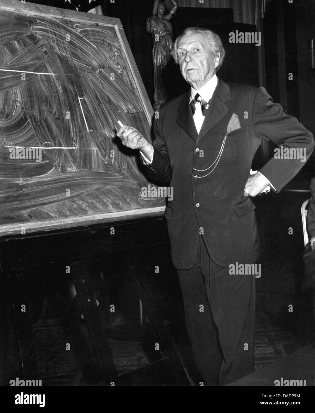 Der amerikanische Architekt vor einer Tafel (undatiert). Seine Grundidee der 'organischen Architektur' verwirklichte er in zahlreichen Gebäuden, u.a. dem Guggenheim Museum in New York. Frank Lloyd Wright wurde am 8. Juni 1869 in Richland Center (Wisconsin) geboren und ist am 9. April 1959 in Phoenix (Arizona) gestorben. Stock Photo