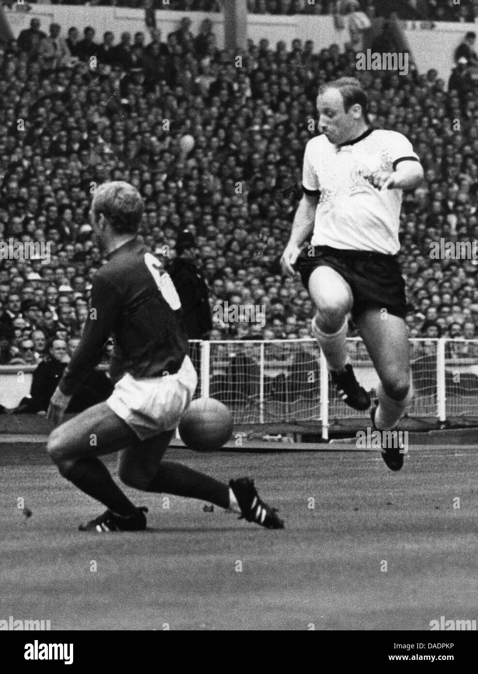 Wembley stadium pitch Black and White Stock Photos & Images Alamy
