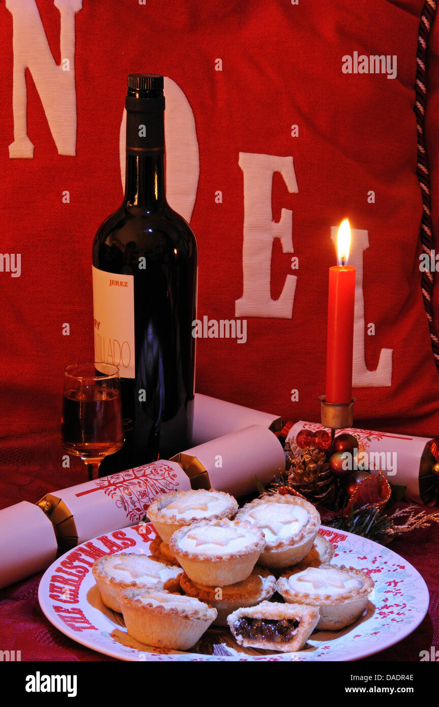 Traditional English mince pies on a Christmas plate with sherry Stock ...