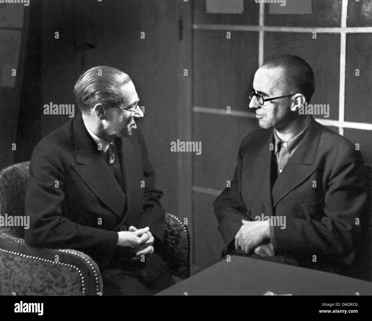 Authors Lion Feuchtwanger (l) and Bertolt Brecht in 1935 Portrait by photographer Fred Stein (1909-1967) who emigrated 1933 from Nazi Germany to France and finally to the USA. Stock Photo