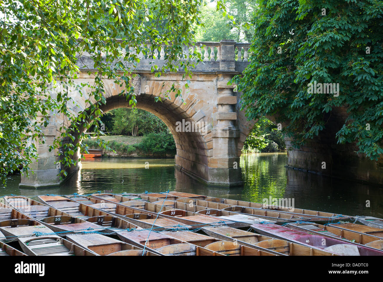 Punts beneath Magdalen Bridge, Oxford, UK viewed from University of Oxford Botanic Garden Stock Photo