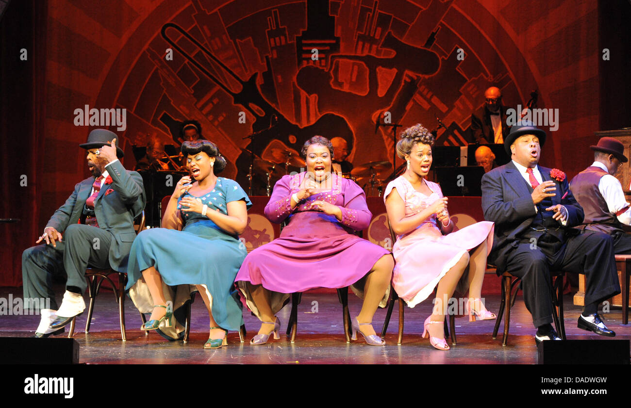Actors Milton Nealy (L-R), Rebecca Covington, Yvette Monique Clark, Patrice Covington and Wayne W. Pretlow sit on stage during a photo rehearsal for the performance 'Ain't Misbehavin' at the St. Pauli Theater in Hamburg, Germany, 01 November 2011. The Broadway show will premiere on 02 November 2011. Photo: Daniel Bockwoldt Stock Photo