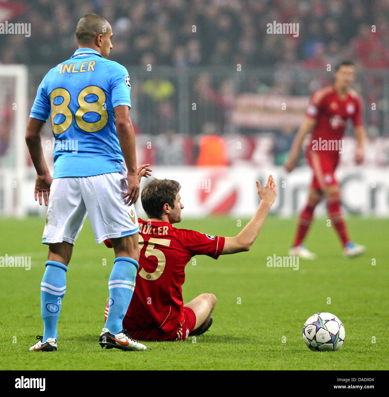 Munich's Thomas Mueller (C) and Gokhan Inler (L) of Napoli vie for the ball during the Champions League group A soccer match between FC Bayern Munich and SSC Napoli at Arena in Munich, Germany, 2 November 2011. Photo: Sven Hoppe dpa/lby Stock Photo