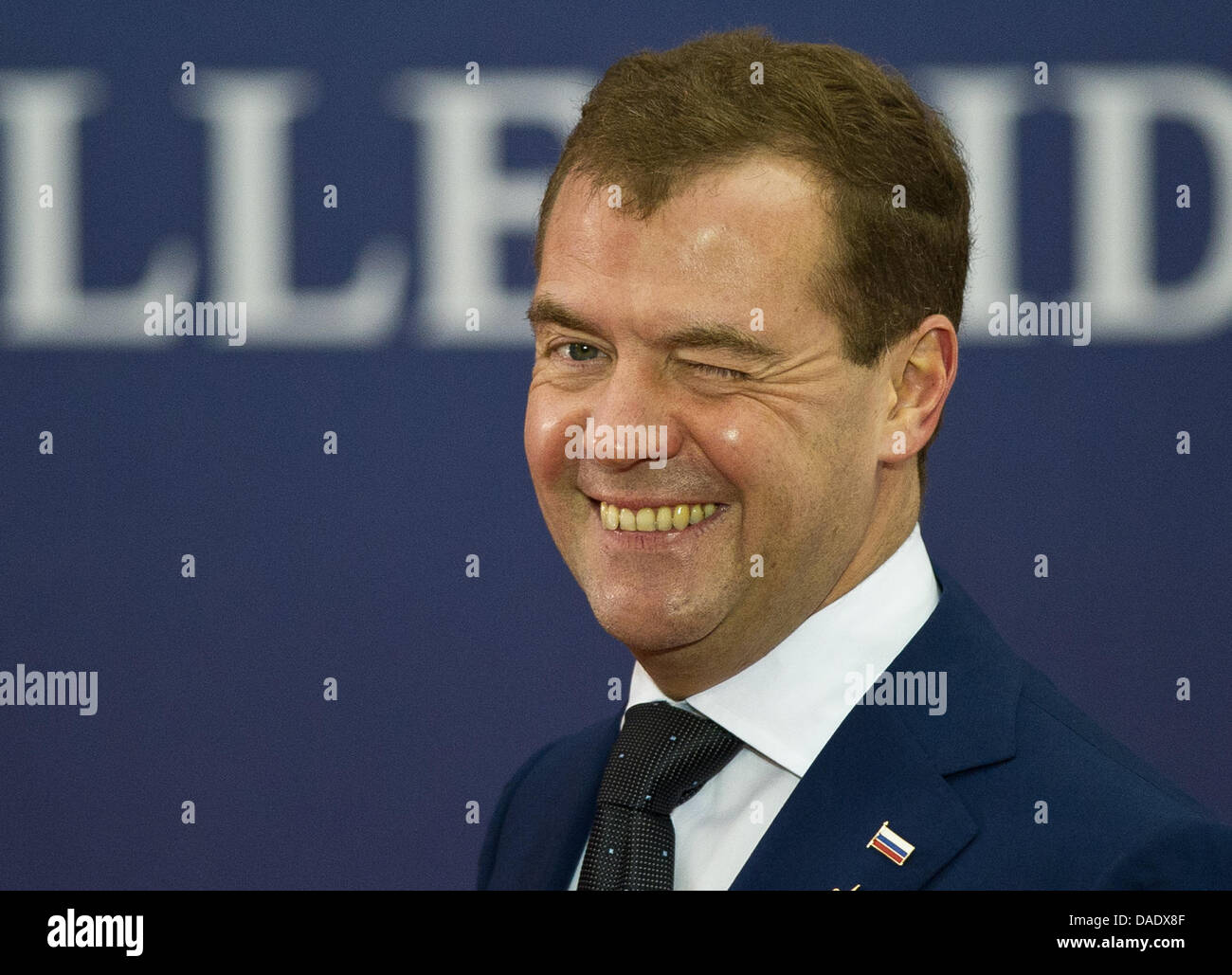Der russische Präsident Dmitri Medwedew trifft am Donnerstag (03.11.2011) in Cannes zum offiziellen Abendessen ein. Am 03. und 04.11.2011 treffen die G20 in der französischen Stadt am Mittelmeer zu ihrem diesjährigen Gipfel zusammen. Foto: Peer Grimm dpa Stock Photo