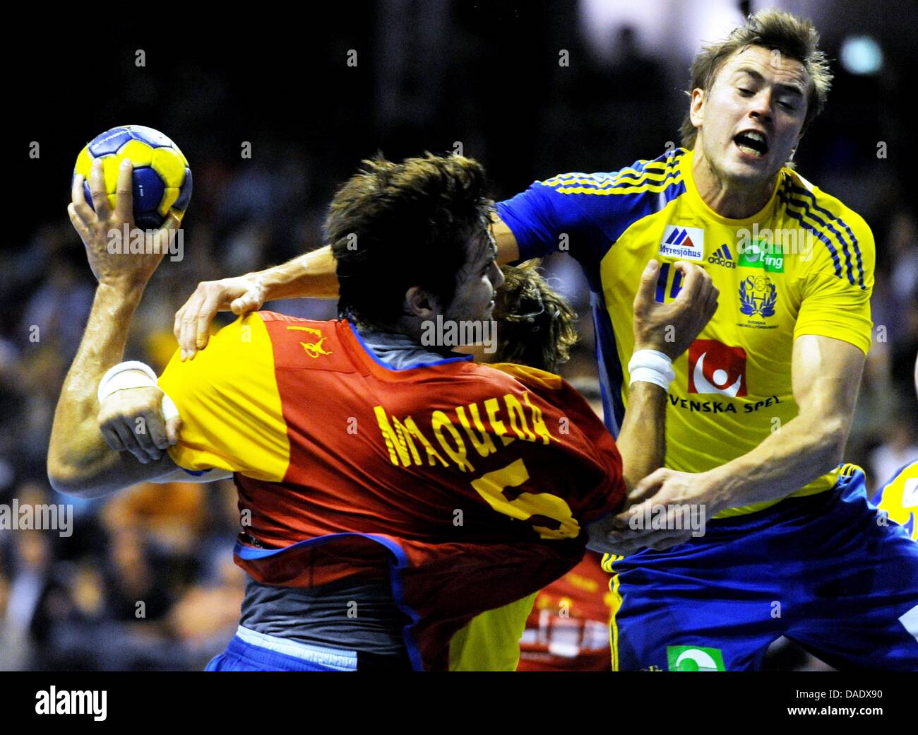 Handball Supercup: Schweden - Spanien am Donnerstag (03.11.2011) in der Max-Schmeling-Halle in Berlin. Der Schwede Jonas Larholm spielt gegen den Spanier Jorge Maqueda. Foto: Maurizio Gambarini dpa/lbn Stock Photo