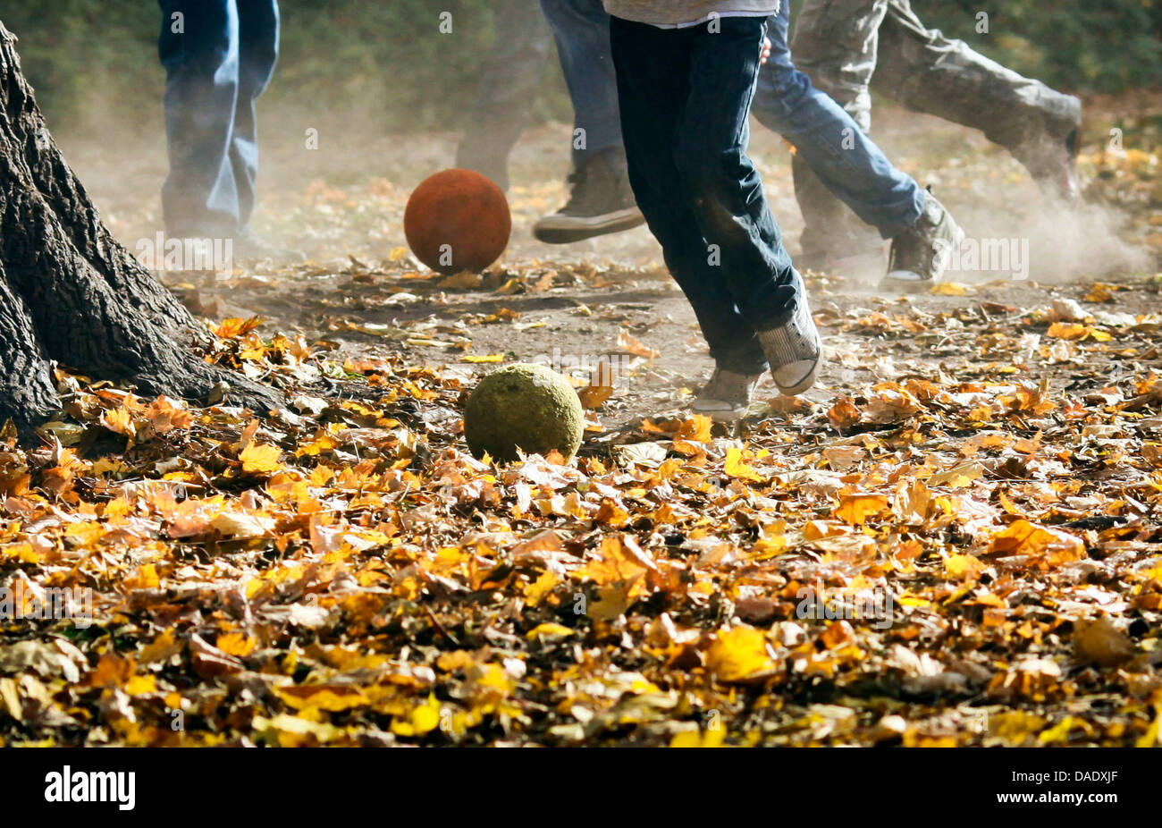 Он любит играть листьями. Осенние игры. Осенние игры на улице. Осенний футбол на улице дети. Футбол осенью на улице.