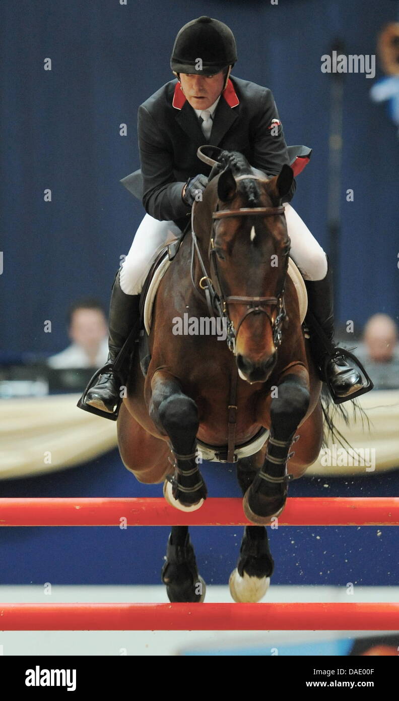 Der britische Springreiter, John Whitaker springt mit seiem Pferd 'Peppermill 2' am Sonntag (06.11.2011) bei den Munich Indoors im Rahmen der Riders Tour in München (Oberbayern). Whitaker konnte den Großen Preis von München für sich entscheiden. Foto: Tobias Hase dpa/lby Stock Photo