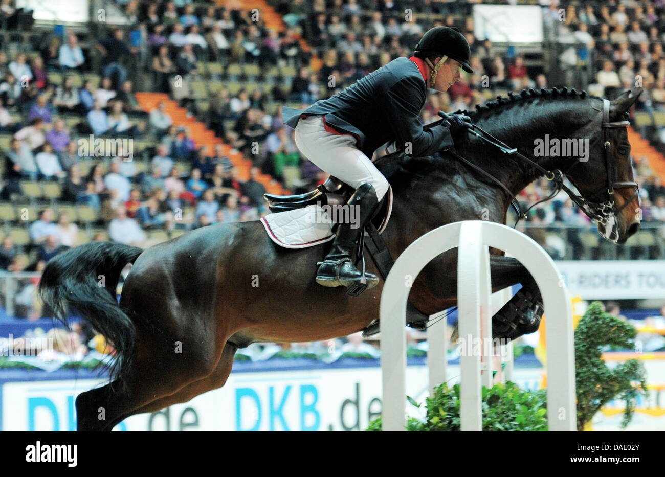 Der britische Springreiter, John Whitaker springt mit seiem Pferd 'Peppermill 2' am Sonntag (06.11.2011) bei den Munich Indoors im Rahmen der Riders Tour in München (Oberbayern) über ein Hindernis. Whitaker konnte den Großen Preis von München für sich entscheiden. Foto: Tobias Hase dpa/lby Stock Photo