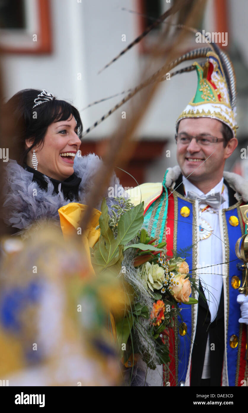 The new Prince's couple Armin I. and Claudia IV. stand on the market