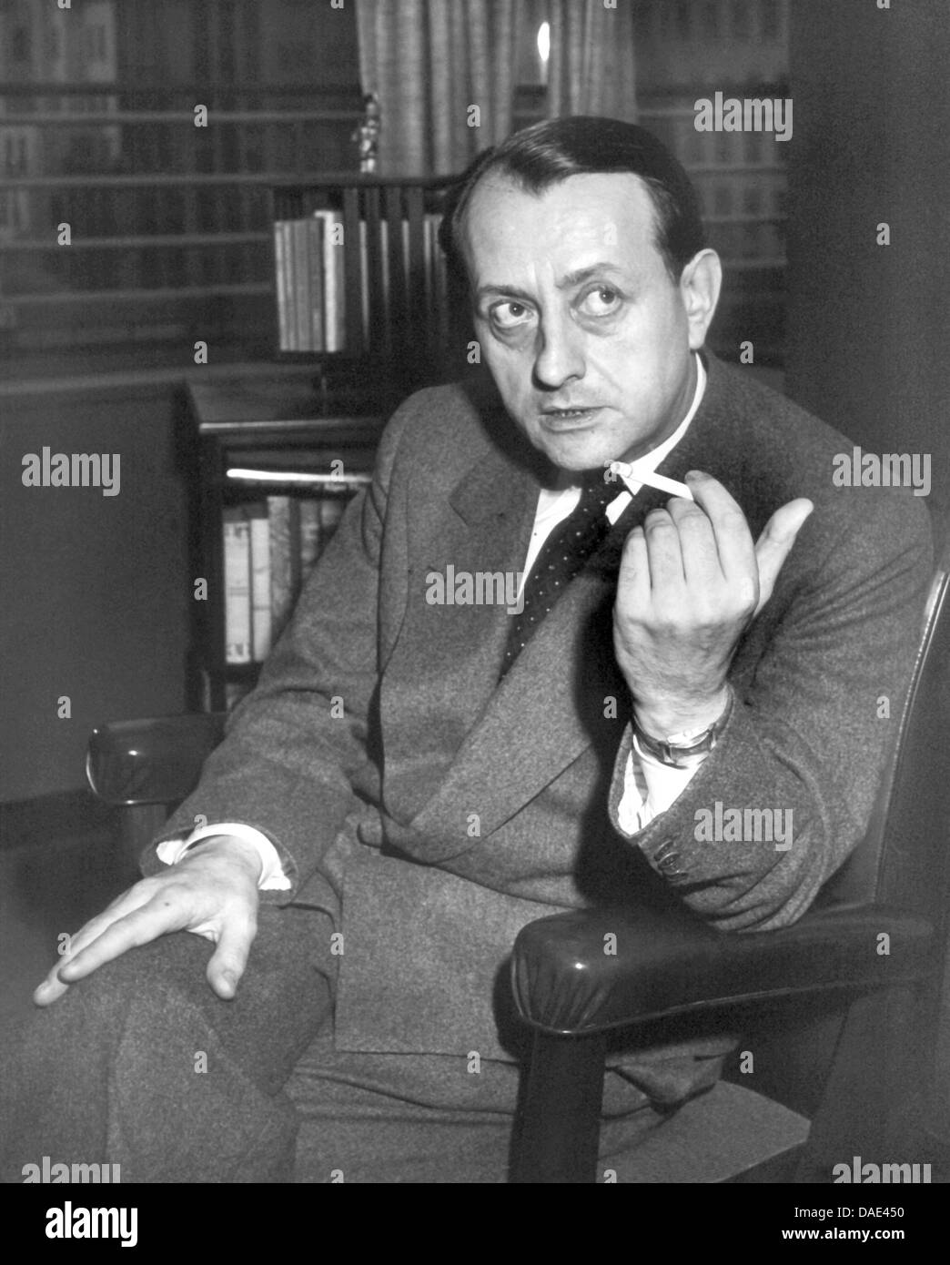 Der französische Schriftsteller (u.a. 'Die Eroberer', 'So lebt der Mensch', 'Eichen, die man fällt') und Politiker Andre Malraux in einer zeitgenössischen Aufnahme. Andre Malraux hatte während seines China-Aufenthalts 1925-1927 Kontakte zur Kuomintang, im Spanischen Bürgerkrieg kämpfte er auf seiten der Republikaner. Nach dem Zweiten Weltkrieg übte er als Literat und Politiker (u.a. war er von 1958-1969 Bildungsminister) großen Einfluss aus. Andre Malraux wurde am 3. November 1901 in Paris geboren und verstarb am 23. November 1976 in Creteil bei Paris. Stock Photo