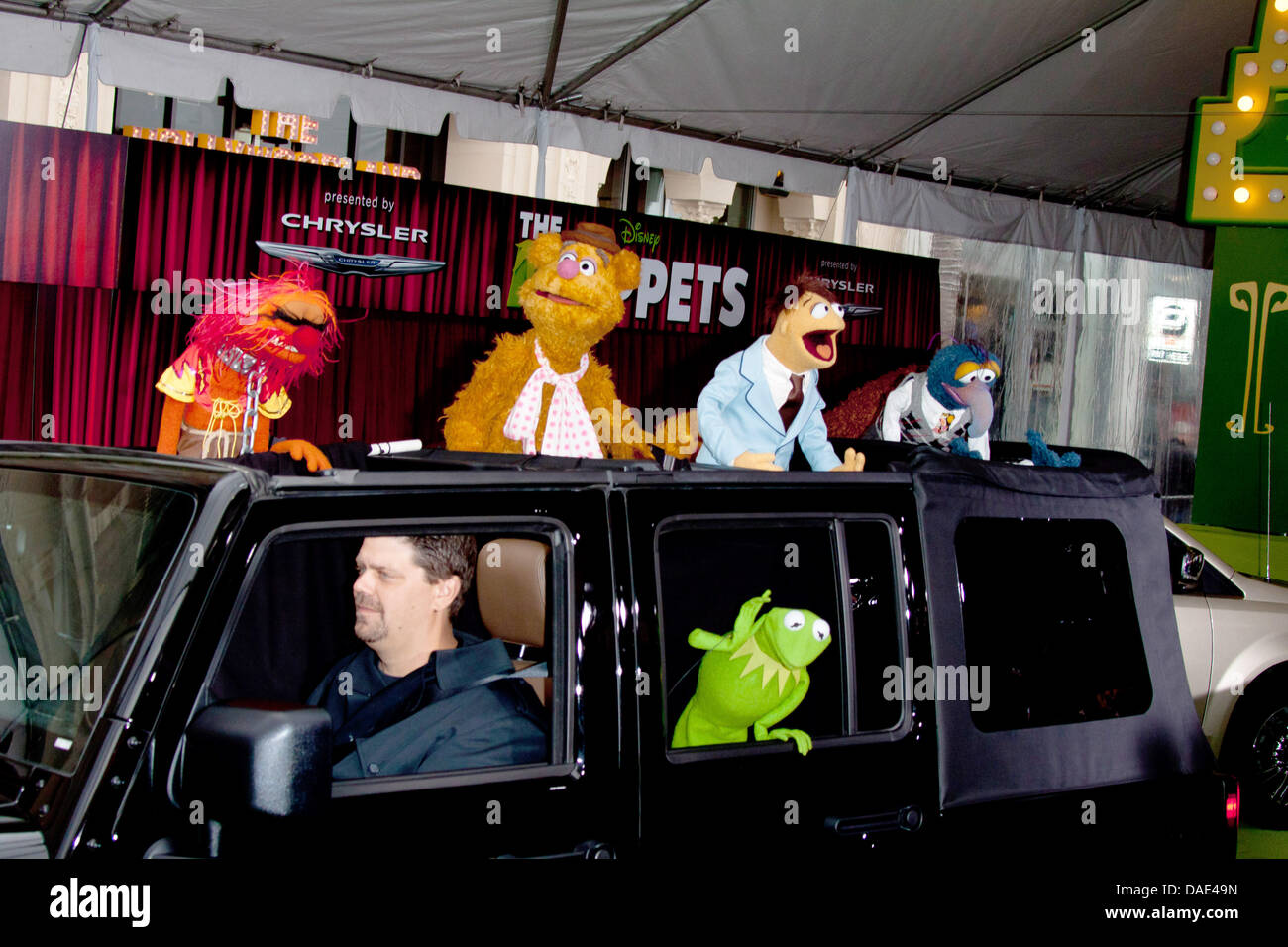 Muppets Animal, Fozzie Bear, Kermit the Frog, Walter, Gonzo and Rowlf arrive at the 2011 MOCA Gala - 'An Artists Life Manifesto' at Museum Of Contemporary Art - Moca Grand Avenue in Los Angeles, USA, on 12 November 2011. Photo: Hubert Boesl Stock Photo