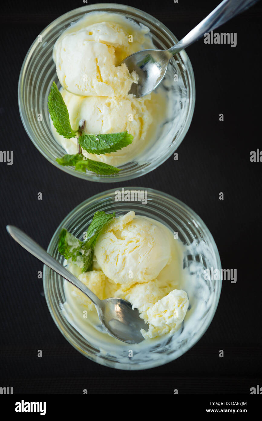 Vanilla ice cream scoop two hi-res stock photography and images - Alamy