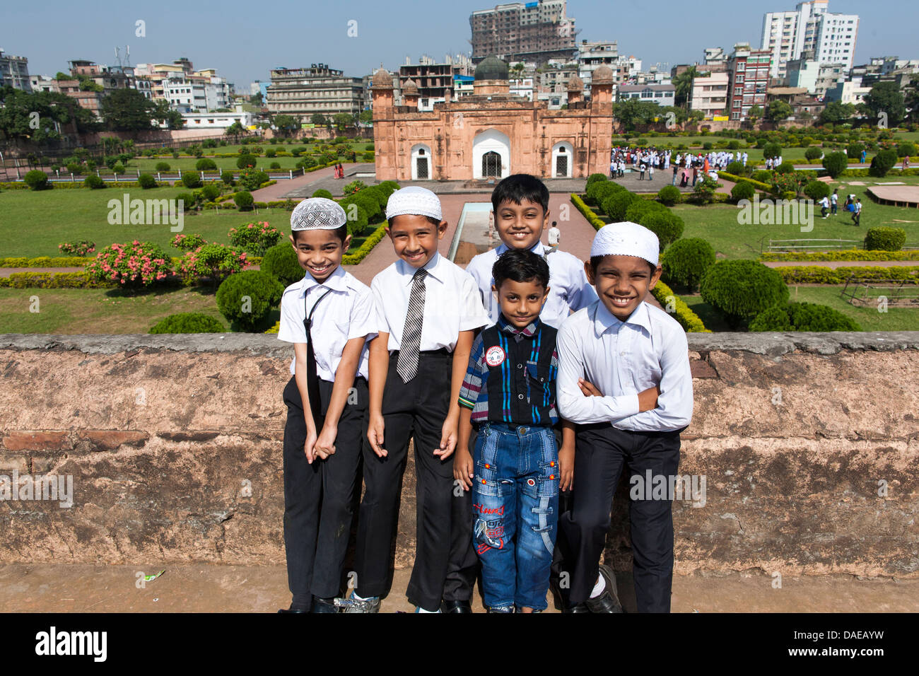 A group of school children pose in front of Lalbagh Fort in Dhaka Bangladesh. It is a Mughal fortress built from pink stone Stock Photo