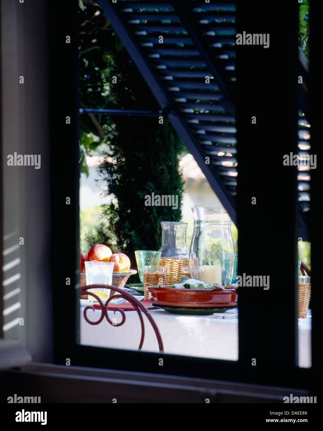 Food table outside hi-res stock photography and images - Alamy