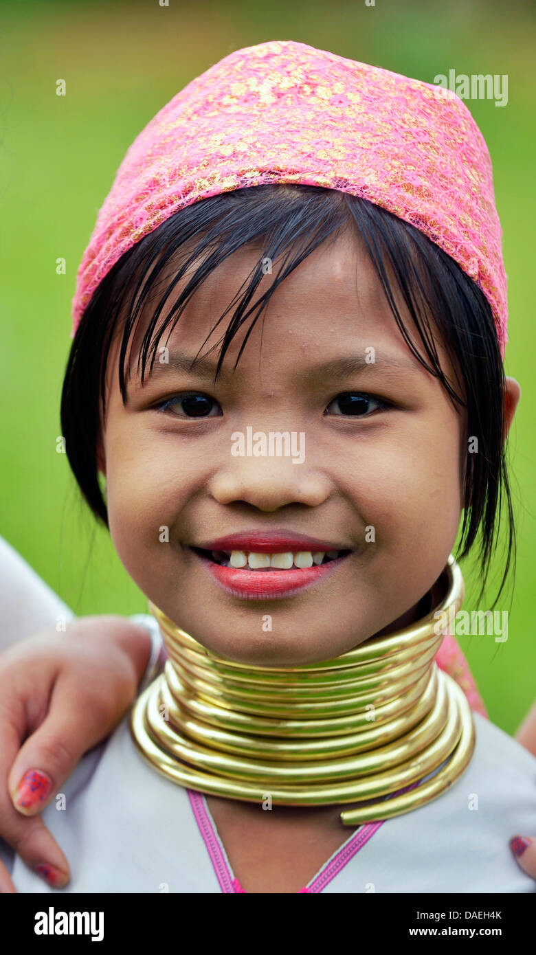 'Long Neck Karen' girl of the mountain tribe of the Karen wearing the traditional brass neck rings, Burma, Kayin-Staat, Pagaung Stock Photo