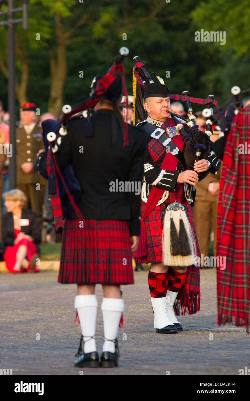 The Crossed Swords Pipe Band performs in a Beating Retreat ceremony in front of The Big House, Rheindahlen Military Complex, Germany Stock Photo