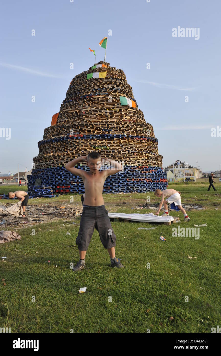 Bonfire on shankill road hires stock photography and images Alamy