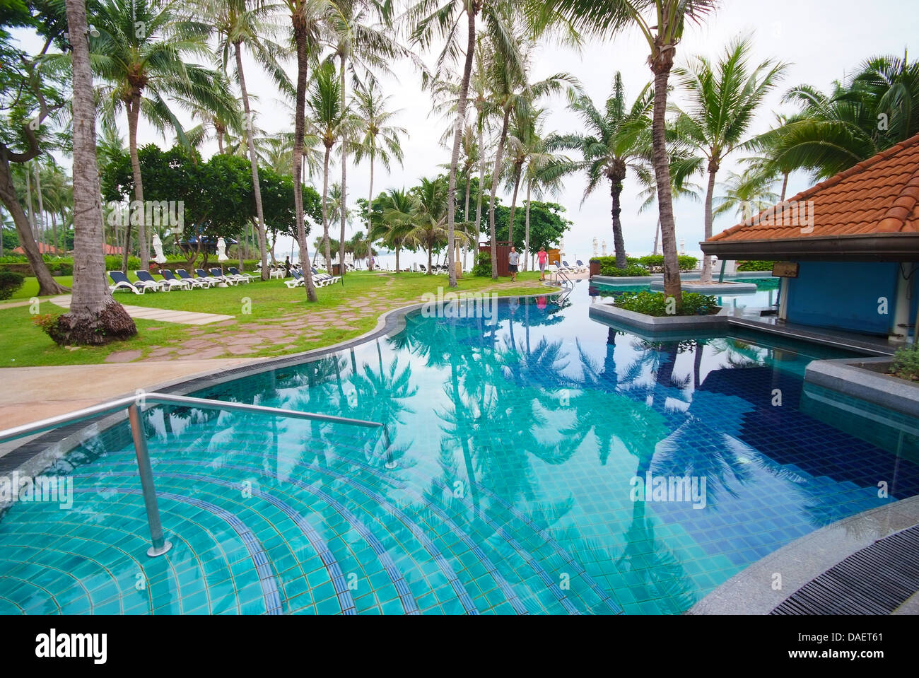 Swimming pool beside the sea with coconut tree modern luxury hotel, Samui island, Thailand Stock Photo