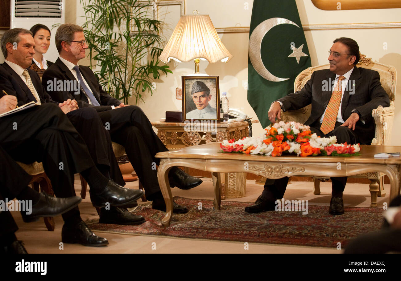 German Foreign Minister Guido Westerwelle (2-L) and the Federal Special Envoy for Pakistan and Afghanistan,  Michael Steiner (L), meet for talks with the President of Pakistan Asif Ali Zardari (R) in Islamabad, Pakistan, 18 November 2011. Westerwelle is on a one-day visit to Pakistan. Photo: MICHAEL KAPPELER Stock Photo
