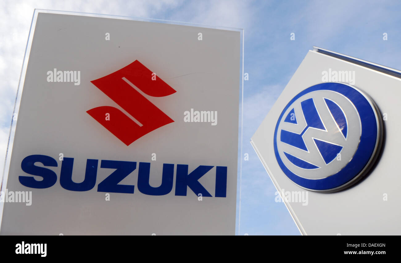 Das Volkswagen-Logo und das Logo des japanischen Autobauers Suzuki, aufenommen am Mittwoch (09.12.2009) in Plattling (Niederbayern) (Illustration). Volkswagen steigt bei dem japanischen Autobauer Suzuki ein. Die beiden Unternehmen vereinbarten am Mittwoch (09.12.2009) eine langfristige strategische Partnerschaft. Der größte europäische Autokonzern werde 19,9 Prozent an Suzuki erwer Stock Photo