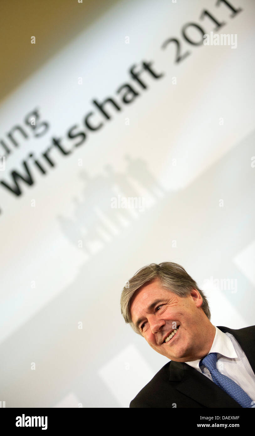 Josef Ackermann, CEO of Deutsche Bank speaks at the economics leadership meeting 2011 by 'Sueddeutsche Zeitung' newspaper at Hotel Adlon in Berlin, Germany, 19 November 2011. Photo: FLORIAN SCHUH Stock Photo