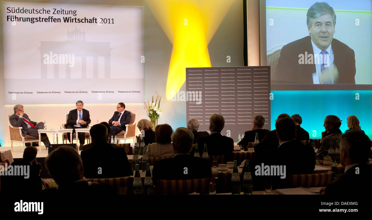 Josef Ackermann (2 from L), CEO of Deutsche Bank speaks at the economics leadership meeting 2011 by 'Sueddeutsche Zeitung' newspaper at Hotel Adlon in Berlin, Germany, 19 November 2011. Photo: FLORIAN SCHUH Stock Photo