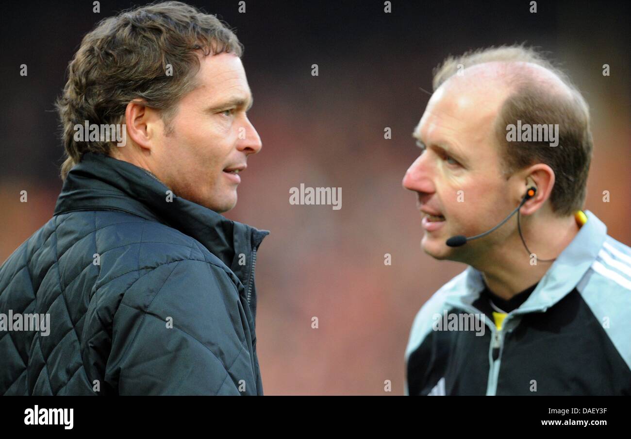 Freiburg's head coach Marcus Sorg talks to referee Georg Schalk (R) after a referee decision during the German Bundesliga soccer match between SC Freiburg and Hertha BSC at Badenova Stadium in Freiburg, Germany, 19 November 2011. Photo: PATRICK SEEGER Stock Photo