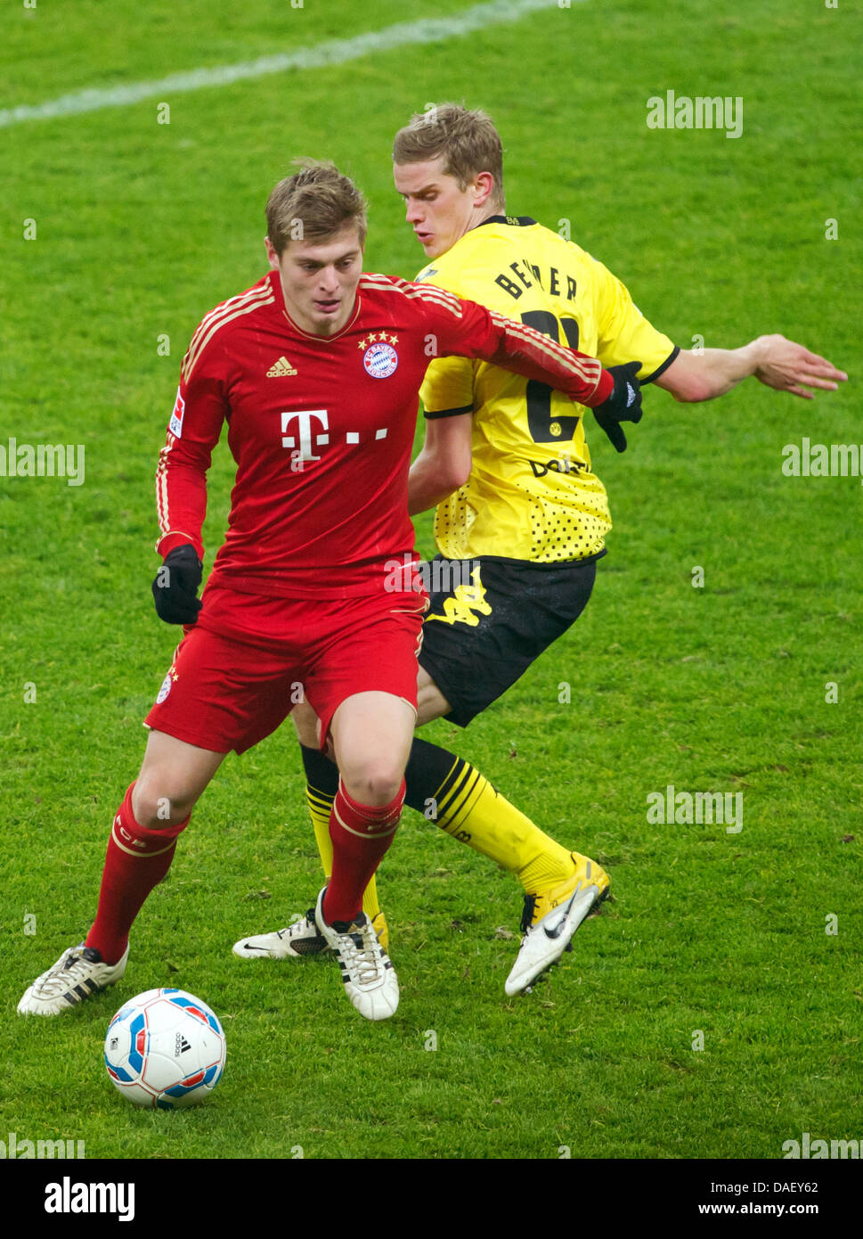 Munich's Toni Kroos (L) and Dortmund's Sven Bender vie for the ball with  during the German Bundesliga match between Bayern Munich and Borussia  Dortmund at the Allianz-Arena in Munich, Germany, 19 November