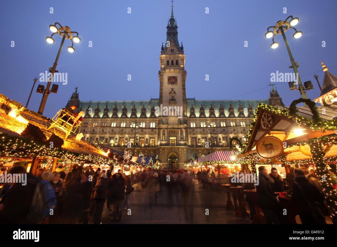 People visit the Christmas market on the Rathausmarkt in Hamburg ...