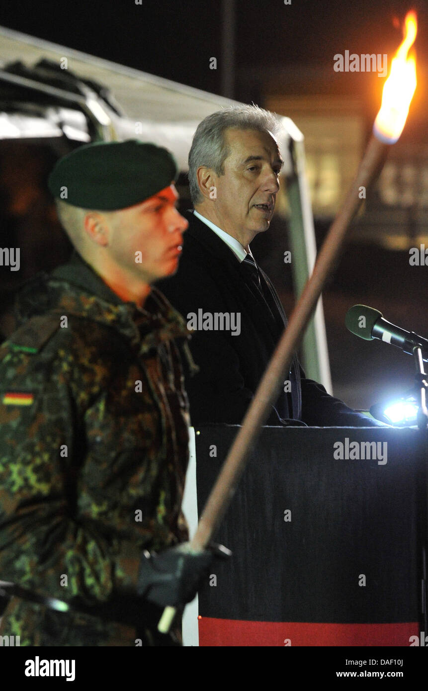Saxony's Premier Stanislaw Tillich (R) speaks to soldiers of the armoured infantry brigade 37 at the Wettiner barracks in Frankenberg, Germany, 23 November 2011. About 200 soldiers of the German Bundeswehr start their foreign assignment in Afghanistan and Kosovo after the muster. Photo: Hendrik Schmidt Stock Photo