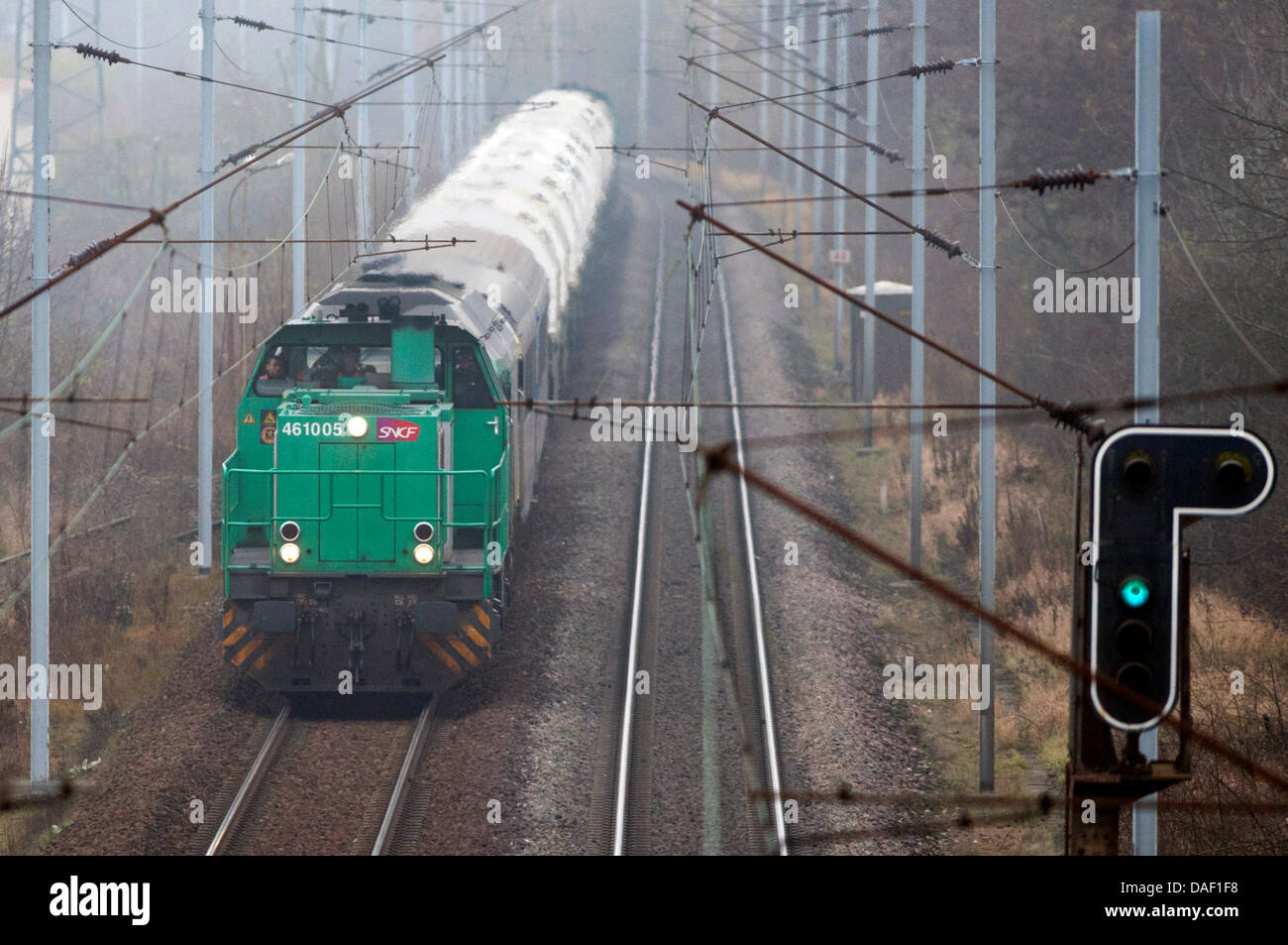 The train carrying the 11 CASTOR containers crosses the French-German border at Forbach, France, 25 November 2011. The 13th CASTOR transport containing German nuclear has reached Germany and is expected to arrive in Gorleben, his final destination, this weekend. Photo: UWE ANSPACH Stock Photo