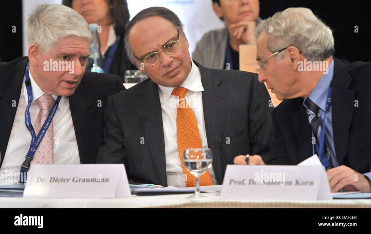 President of the Central Jewish Committee in Germany, Dieter Graumann (M),  and the Vice Presidents, Salomon Korn (R) and Josef Schuster (L), speak to  each other during the conference of the Central