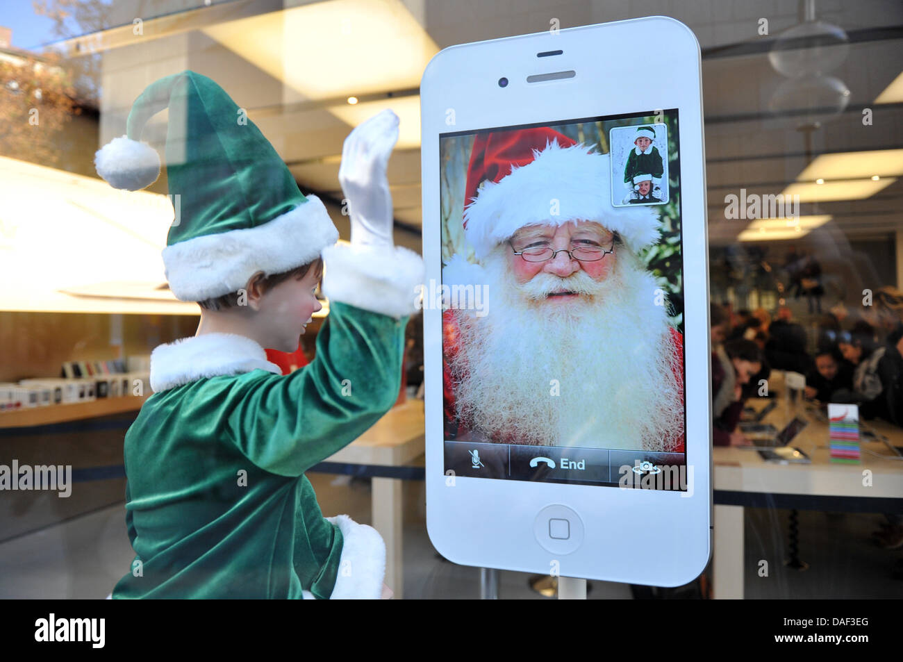 Apple Stores to celebrate holidays with magical front window