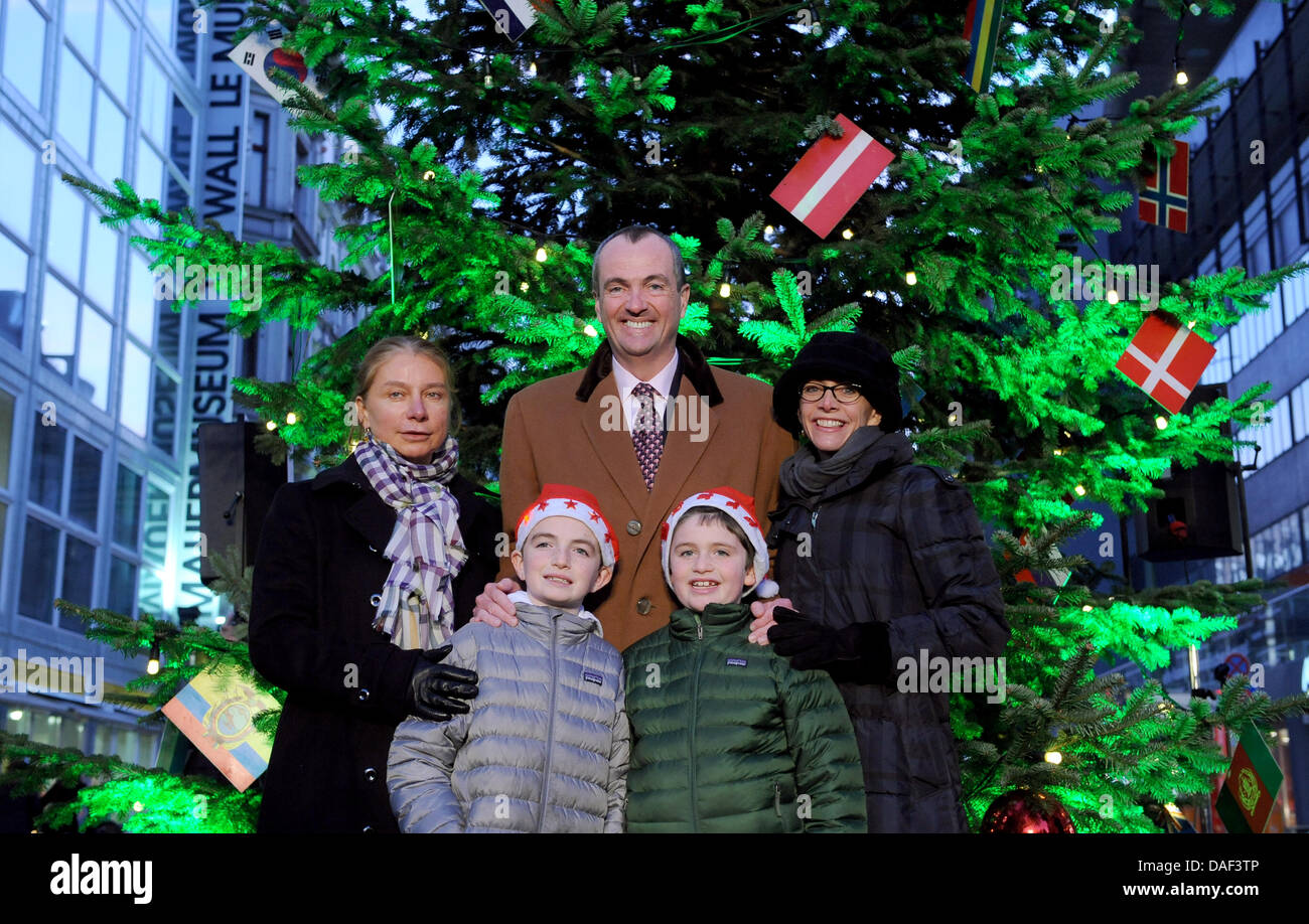 Alexandra Hildebrandt (from L), director of the Berlin Wall Museum at