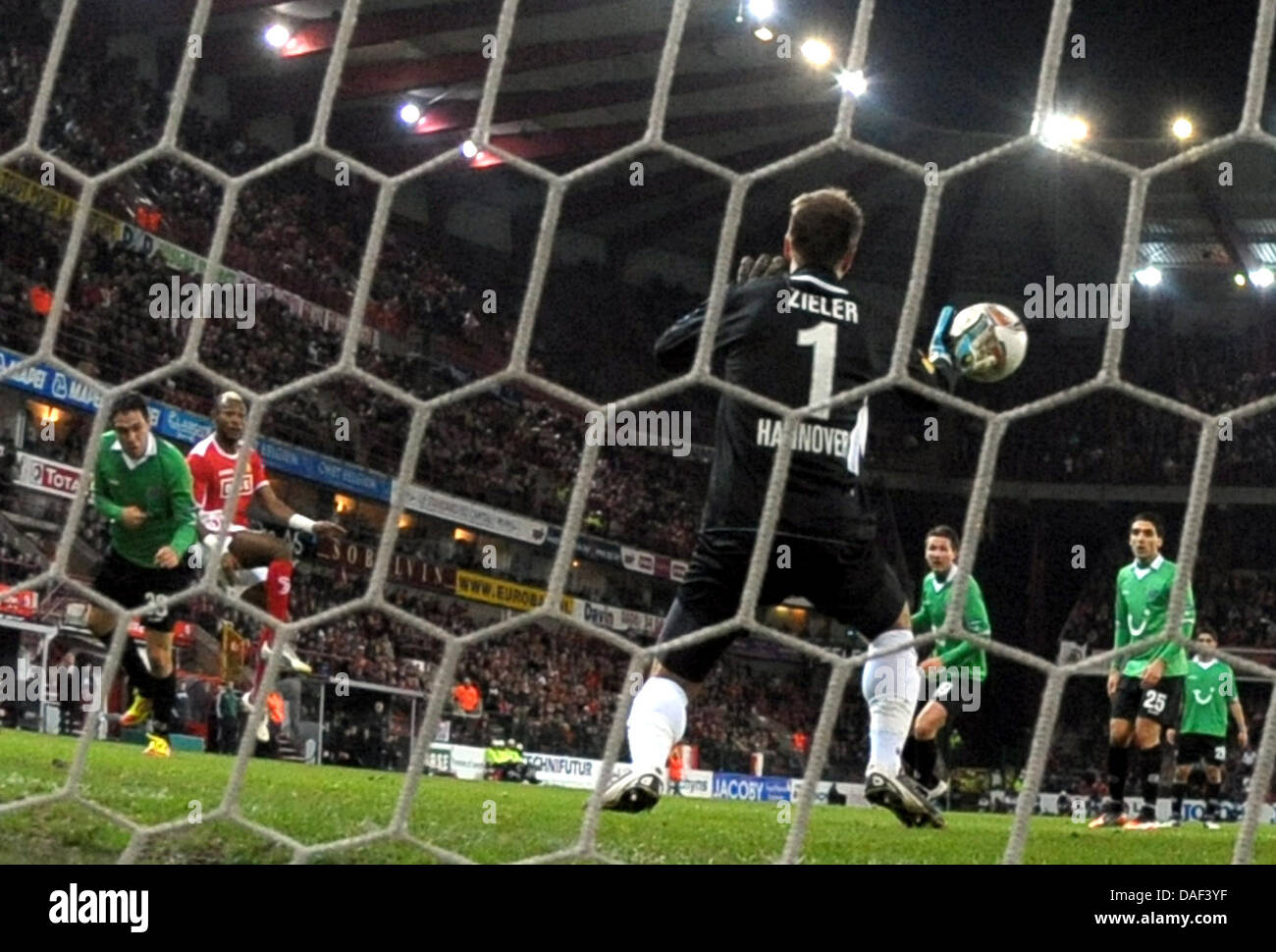 Liege's Mohammed Tchite (2 nd L) scores the 1-0 lead against Hanover's goalkeeper Ron-Robert Zieler during their Europa League Group B match Standard de Liege vs Hanover 96 at the Maurice Dufrasne stadium in Liege, Belgium, 30.11.2011. Photo: Federico Gambarini dpa  +++(c) dpa - Bildfunk+++ Stock Photo