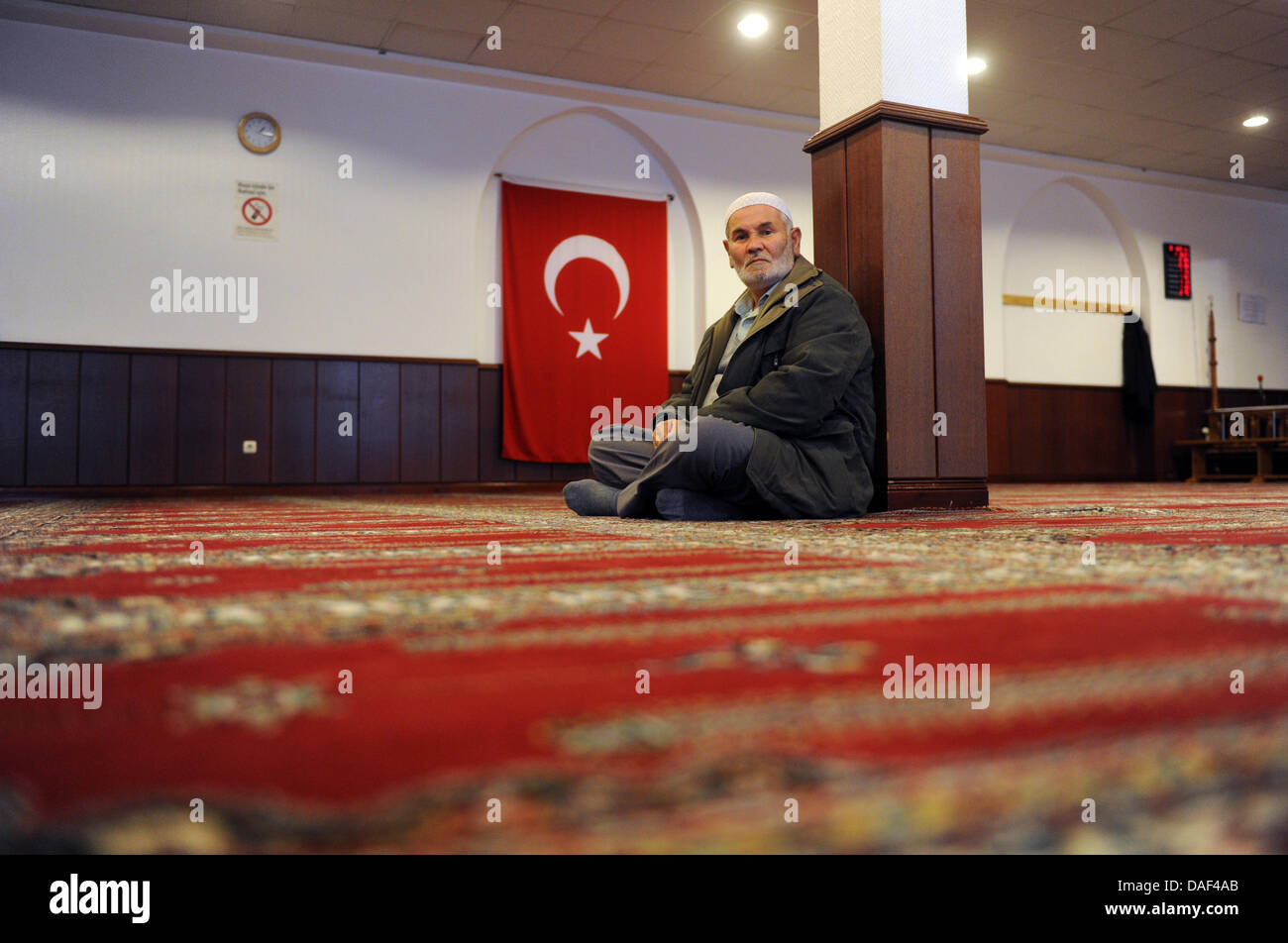 A member of the Turkish community sits on the floor of the Ditib Merkez Mescidi Aksa Mosque in Hamburg, Germany, 01 December 2011. During his trip through Germany, Turkish Foreign Minister Ahmet Davutoglu visits several family members of victims of the Zwickau-based neo-Nazi terror cell. In his four-day-trip, Davutoglu will also visit Wiesbaden, Frankfurt, Friedberg, Munich, Berlin Stock Photo