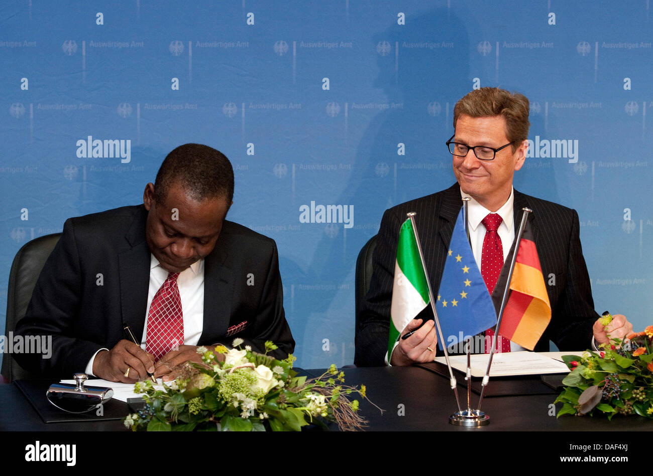 German Foreign Minister Guido Westerwelle (R) and Nigeria's Foreign Minister Olugbenga Ashiru sign a joint statement on the development of a bilateral commission at the Foreign Office in Berlin, Germany, 02 December 2011. In the future, Germany and Nigeria plan to engage in regularly held talks on bilateral, regional and geopolitical matters. Photo: Robert Schlesinger Stock Photo