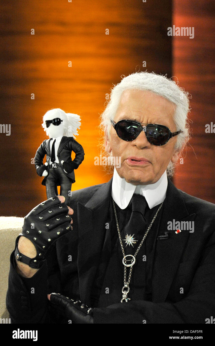 Modeschöpfer Karl Lagerfeld hält am Samstag (03.12.2011) in der ZDF-Show  «Wetten, dass...?» in der Rothaus Halle in der Messe in Friedrichshafen am  Bodensee eine Puppe die ihn darstellen soll. Es ist die
