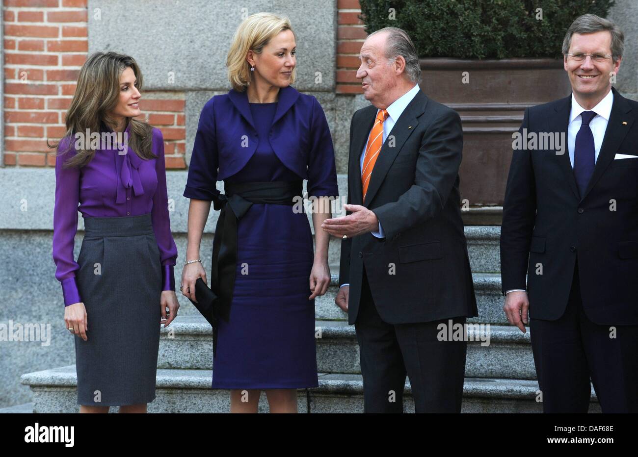 King Juan Carlos of Spain (2-R) and Princess Letizia of Spain (L) chat with Bettina Wulff (2-L) and her husband German President Christian Wulff (R) at Zarzuela in Madrid, Spain, 10 February 2011. Mr Wulff is on inaugural visit to spain and Portugal until 11 February. Photo: RAINER JENSEN Stock Photo