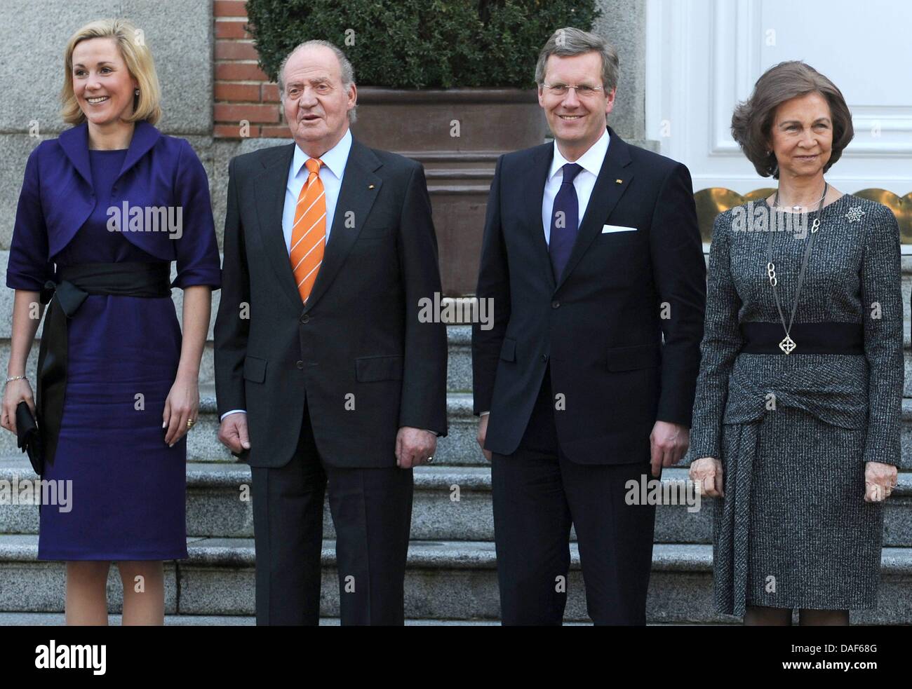 King Juan Carlos of Spain (2-L) and Queen Sofia of Spain (R) welcomes German President Christian Wulff (2-R) and his wife  Bettina Wulff (L) at Zarzuela in Madrid, Spain, 10 February 2011. Mr Wulff is on inaugural visit to spain and Portugal until 11 February. Photo: RAINER JENSEN Stock Photo
