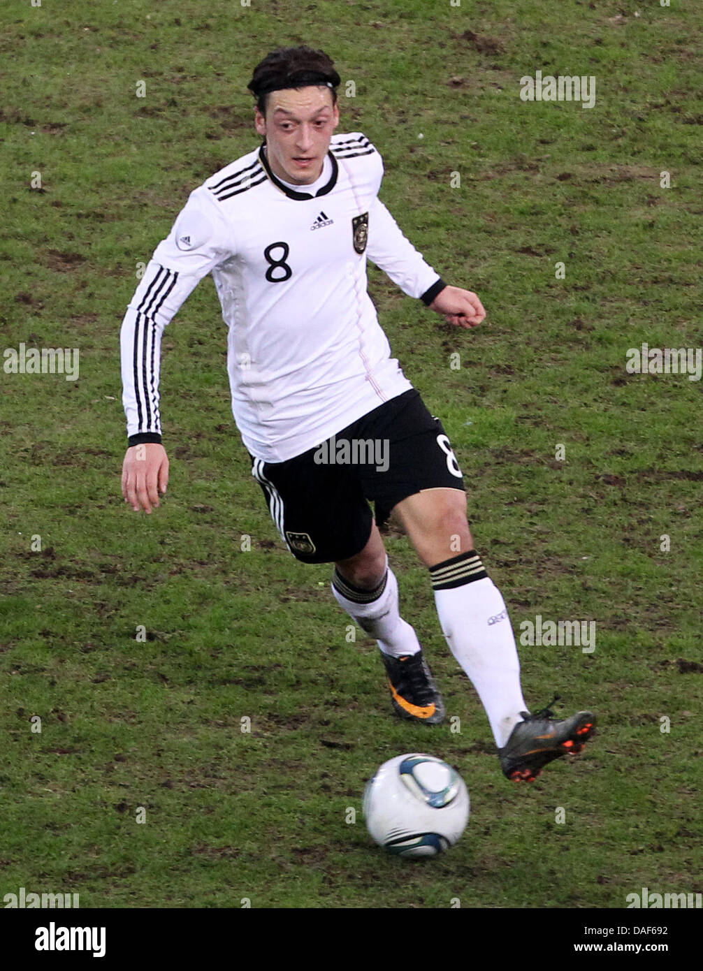 Mesut Özil am Mittwoch (09.02.2011) beim Spiel Deutschland - Italien in Dortmund. Foto: Roland Weihrauch dpa/lnw Stock Photo