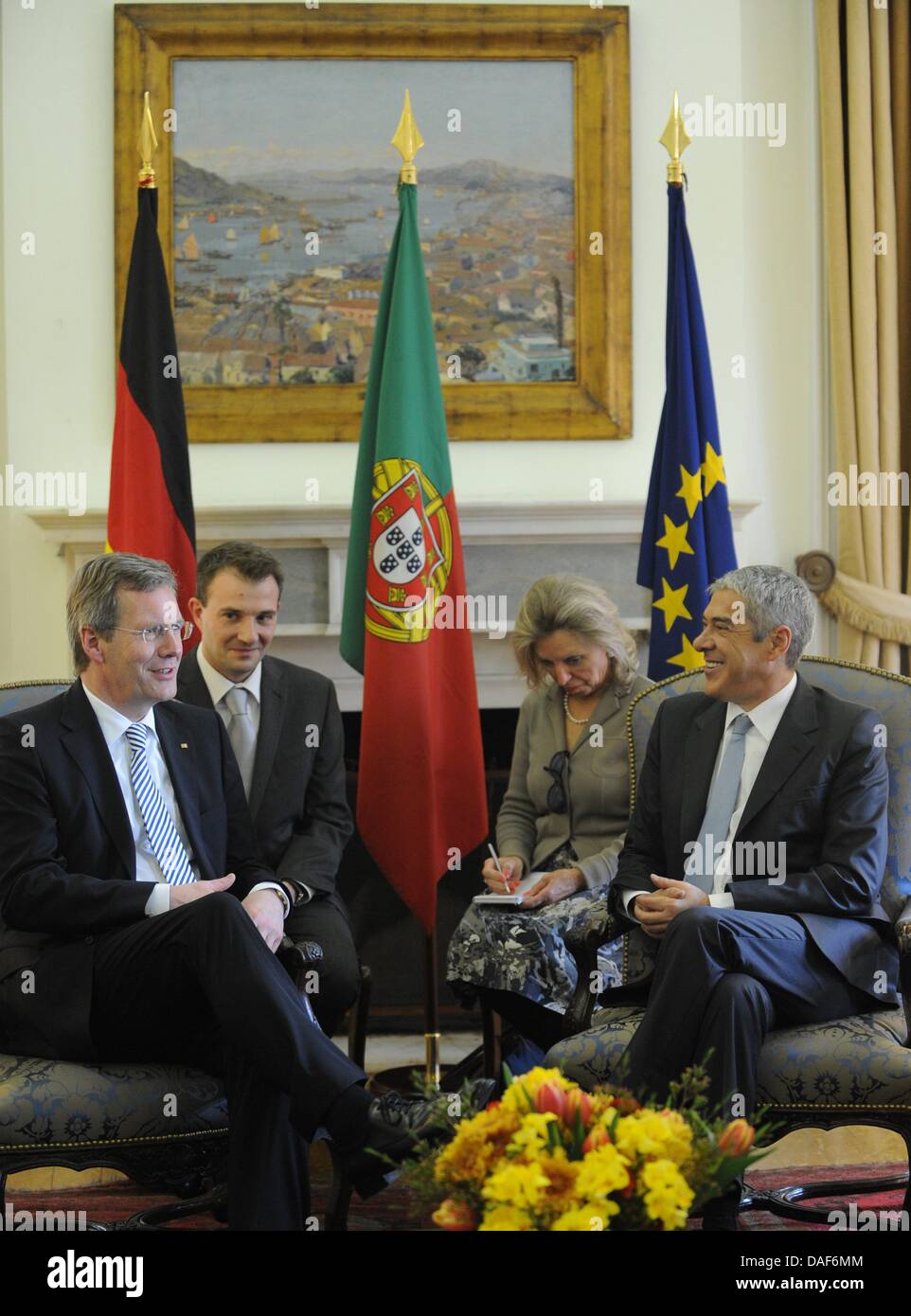 German President Christian Wulff (L) and the portuguese Prime Minister Jose Socrates talking at his residency in Lisboa, Portugal on 11 february 2011. Wulff will be in Portugal and Spain for inaugural visits until friday. Photo: RAINER JENSEN Stock Photo