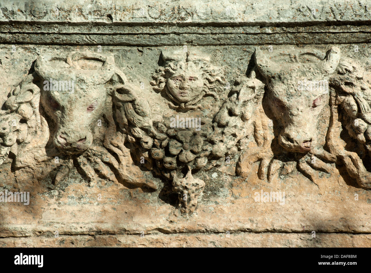 Türkei, Provinz Icel (Mersin), Uzuncaburc, (Diokaisareia), aus römischer Zeit stammt der Girlandensarkophag mit Medusenköpfen. Stock Photo